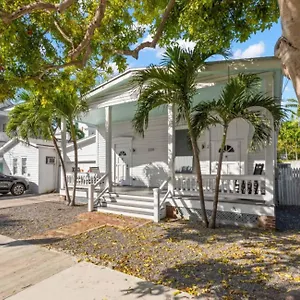 https://marys-backyard-too-key-west.hotels-in-key-west.com